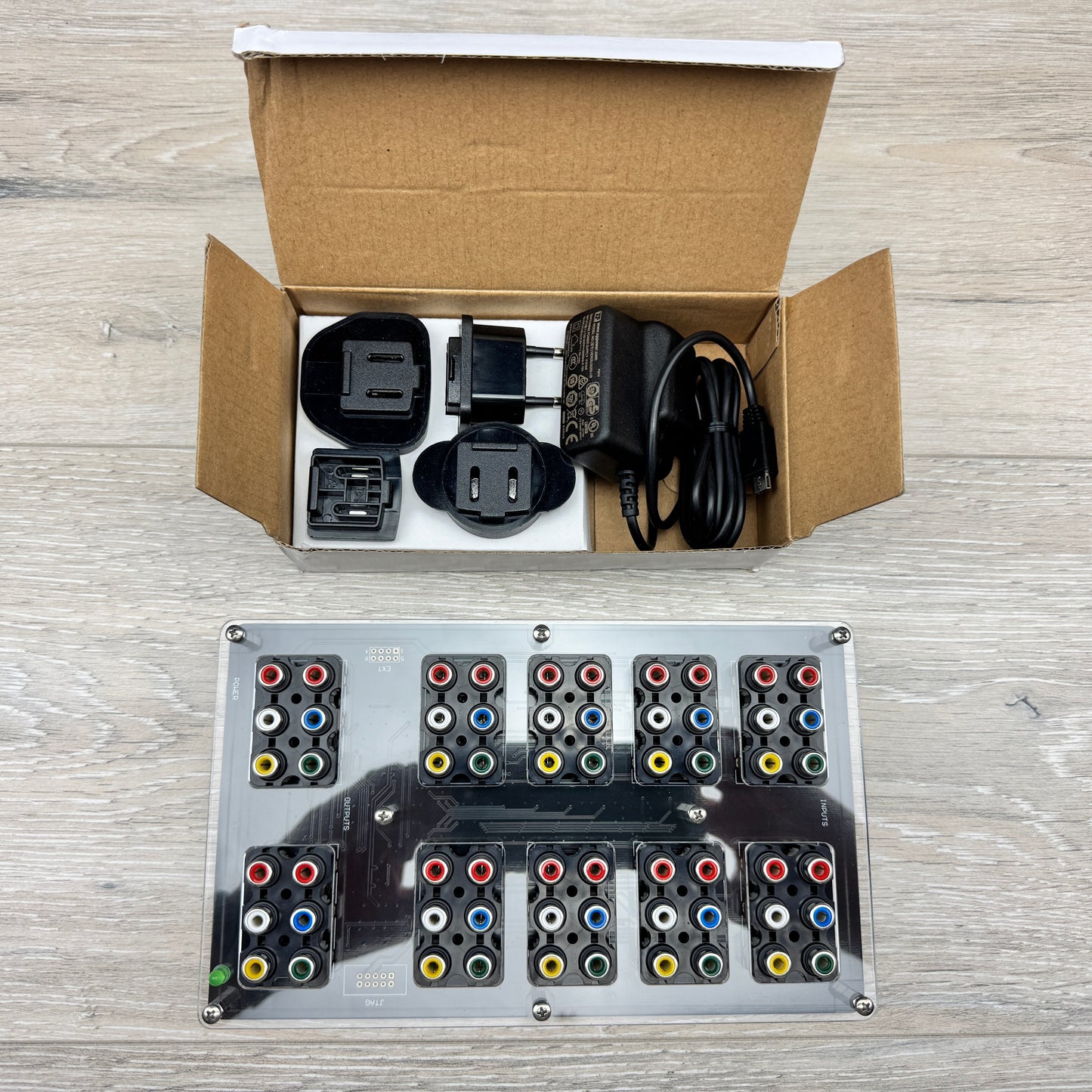 gcomp Automatic 8:2 Component / Composite switch